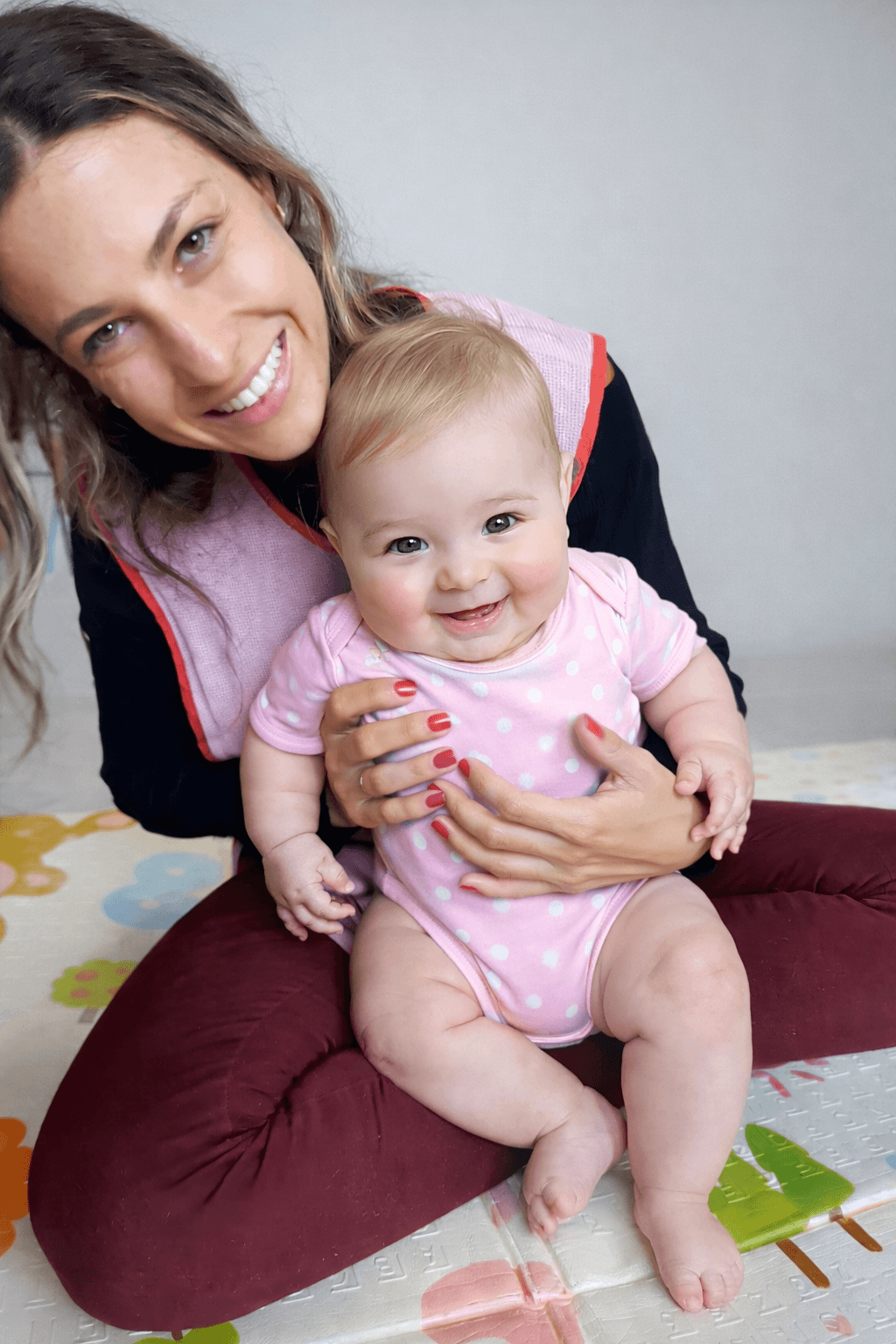 Fisioterapeuta infantil acompanhando bebê em consulta de desenvolvimento motor
